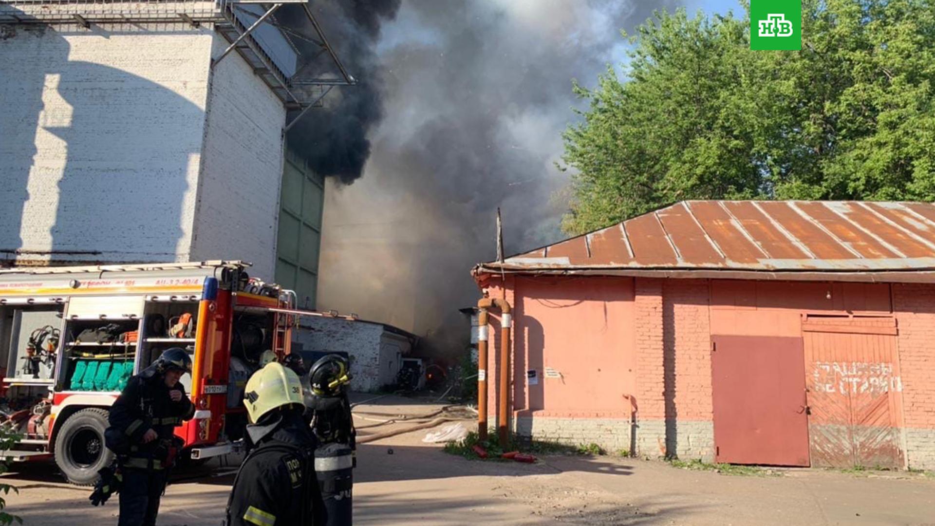 Пожар дома москва сегодня. Пожар на Лужнецкой набережной. Склад пиротехники в Москве сгорел. Пожар на складе в Москве. Пожар на складе пиротехники.