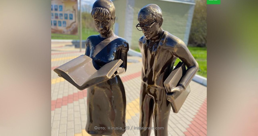 Странный памятник Шурику и Лиде установили в Белгородской