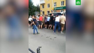 Прохожие в Омске подняли автомобиль, чтобы спасти велосипедиста