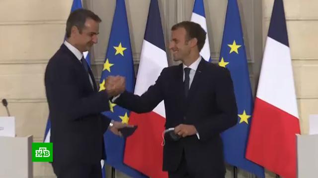 мужчина открыл аварийную дверь самолета. 16 France. мужчина открыл аварийную дверь самолета фото. мужчина открыл аварийную дверь самолета-16 France. картинка мужчина открыл аварийную дверь самолета. картинка 16 France. Проветриться, как выяснилось позднее, захотел столичный фотограф, а по совместительству преподаватель консерватории Владимир Кузнецов. С его слов, в салоне было слишком жарко, не работала система вентиляции, периодически гасло освещение, а взлет все откладывался.