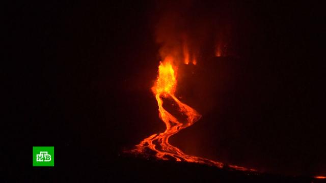 8 lava в шереметьево пассажир открыл аварийную дверь