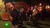 Участники праздника «Ночь костров» в Латвии устроили факельное шествие 