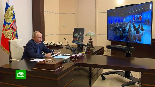 нарисованный туннель на стене. 16 putin. нарисованный туннель на стене фото. нарисованный туннель на стене-16 putin. картинка нарисованный туннель на стене. картинка 16 putin. Жители Тольятти и Владивостока обнаружили на своих улицах… дыру во времени и пространстве, через которую в столицу отечественного автопрома прибыл подержанный японский джип, ставший символом Приморья. Портал между тихоокеанским и волжским берегами создали художники. Вместе с машиной в Тольятти доставили нарисованные морские волны, чайку и ребят в тельняшках. Корреспондент НТВ Сергей Анцигин присутствовал при телепортации.
