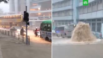 На Гонконг обрушился тропический шторм «Лайонрок»
