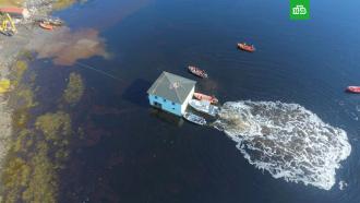 Пара из Канады переправила столетний дом на лодках через залив