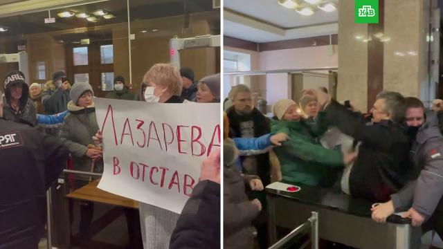 В Челябинске противники QR-кодов устроили штурм здания парламента.НТВ.Ru: новости, видео, программы телеканала НТВ