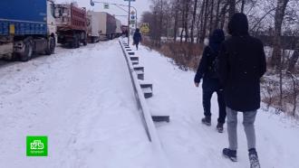 Застрявшие в снегу фуры парализовали движение на юге Петербурга