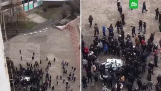 Протестующие в <nobr>Алма-Ате</nobr> окружили две больницы и не пускают туда пациентов и врачей