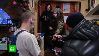 Как в Петербурге привыкают к QR-кодам в ТЦ, барах и магазинах