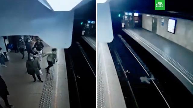 Мужчина столкнул женщину под колеса поезда в брюссельском метро.Брюссель, метро.НТВ.Ru: новости, видео, программы телеканала НТВ