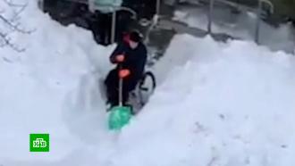 На Сахалине <nobr>инвалиды-колясочники</nobr> помогают расчищать заваленные снегом улицы 