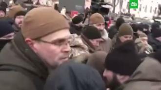 Сторонники Порошенко устроили столкновения у здания суда