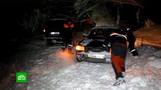 Спасатели в Крыму освободили из снежного плена десятки автомобилей