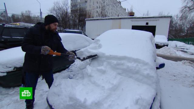 Москвичи нанимают снегоуборочную технику и людей с лопатами откапывать свои машины.автомобили, зима, снег.НТВ.Ru: новости, видео, программы телеканала НТВ