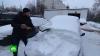 Москвичи нанимают снегоуборочную технику и людей с лопатами откапывать свои машины автомобили, зима, снег.НТВ.Ru: новости, видео, программы телеканала НТВ