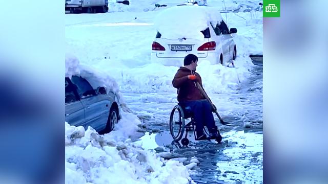 В Краснодаре инвалид-колясочник сам расчистил тротуар от снега.Краснодар, инвалиды.НТВ.Ru: новости, видео, программы телеканала НТВ