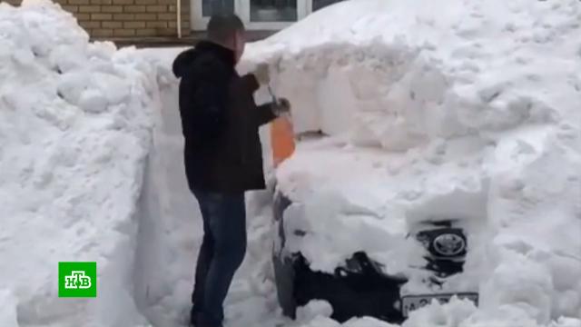 Москвичи начали предлагать услуги по очистке машин от снега.Москва, снег.НТВ.Ru: новости, видео, программы телеканала НТВ