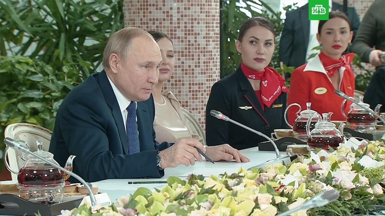 Путин за большим столом