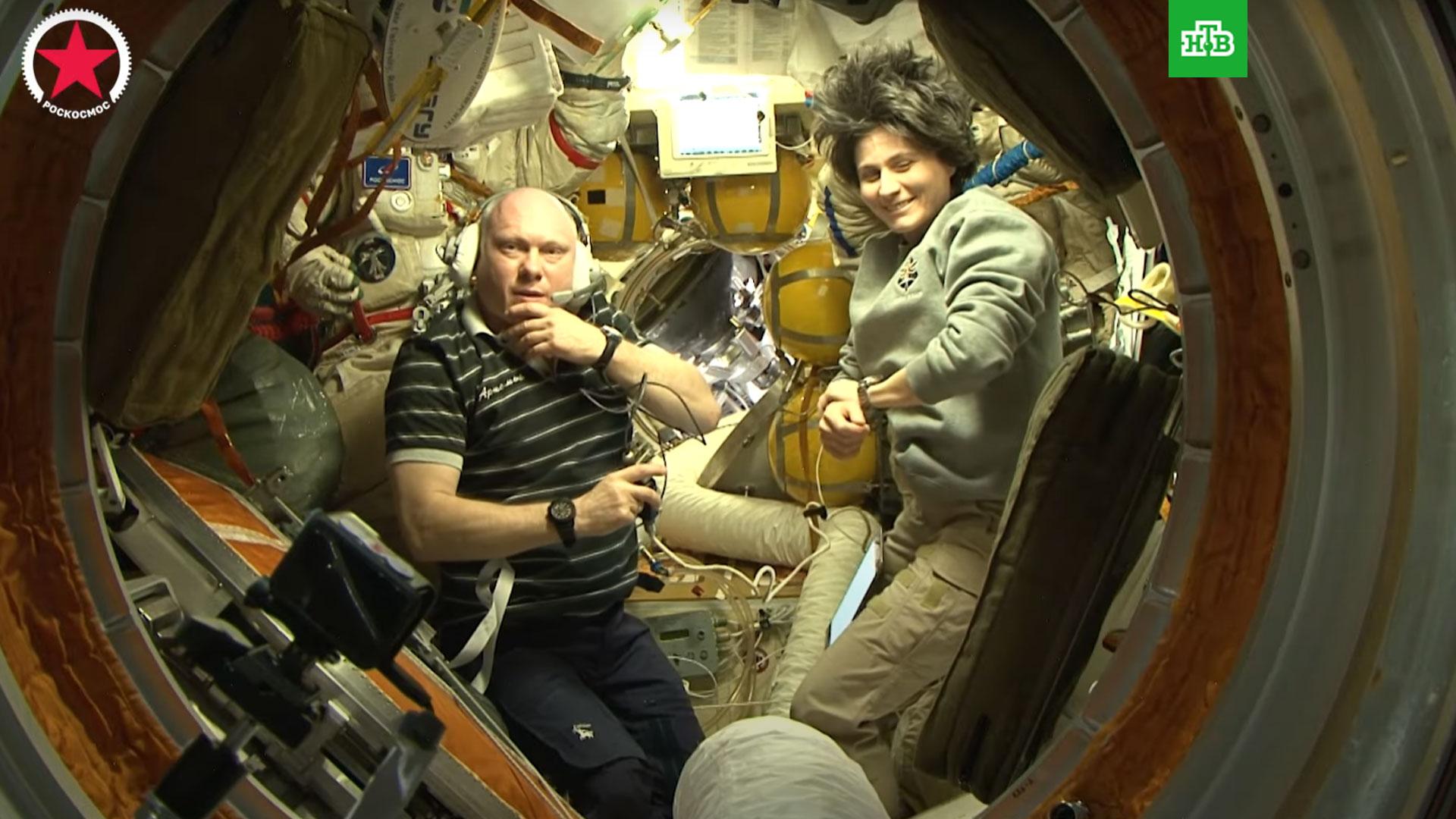 Правда ли что космонавты в космосе. Саманта Кристофоретти космонавт. Саманта Кристофоретти на МКС.