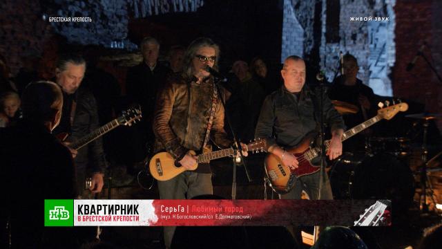 на поле танки грохотали переделанная. 15 serga. на поле танки грохотали переделанная фото. на поле танки грохотали переделанная-15 serga. картинка на поле танки грохотали переделанная. картинка 15 serga. Порою, песни, уходя в народ, умудряются преображаться самым причудливым образом. Довольно интересной мне показалась судьба песни, которую сегодня большинство людей знает под названием "На поле танки грохотали".Довольно часто, народные песни, таки имеют конкретных авторов. Но в данном случае автора установить возможным не представляется.Известно то, что песня берёт своё начало в 19-м веке. В своём первоначальном варианте, песня была посвящена коногонам.